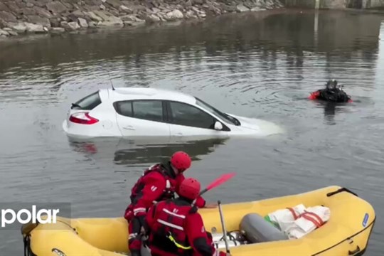 Do Olešné sjelo špatně zaparkované auto, hasiči ho vytáhli navijákem