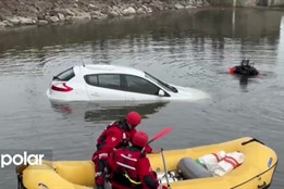 Do Olešné sjelo špatně zaparkované auto, hasiči ho vytáhli navijákem
