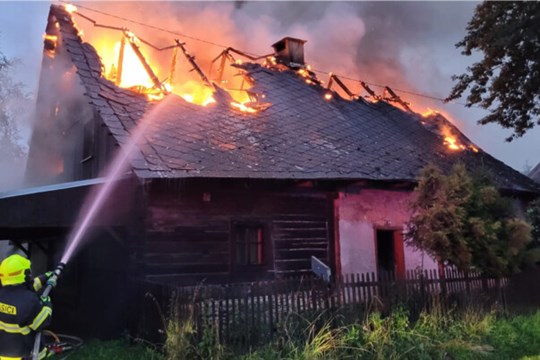 Z hořícího domu hasiči vynášeli tlakové lahve, obyvatelé se zachránili včas sami