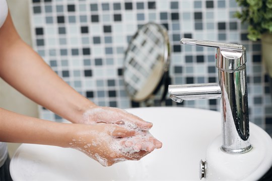 Mytí rukou podle odborníků často podceňujeme. Děláte to správně?