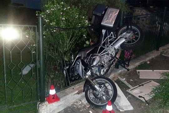 Opilý motorkář havaroval, přerušil dodávku elektřiny a zranil se
