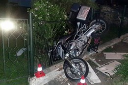 Opilý motorkář havaroval, přerušil dodávku elektřiny a zranil se