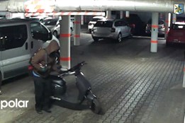 Zloději ze společných garáží ukradli elektroskútr, ještě budou potřebovat baterii