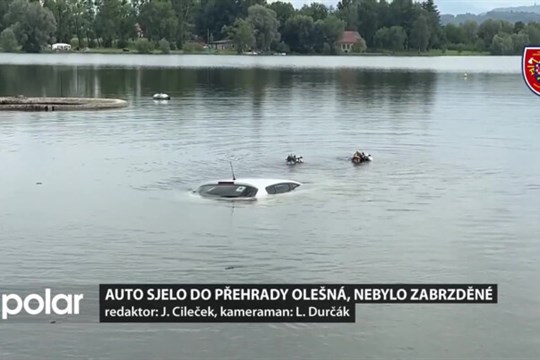 Auto sjelo do přehrady Olešná, nebylo zabrzděné. Lovili ho hasiči a potápěči