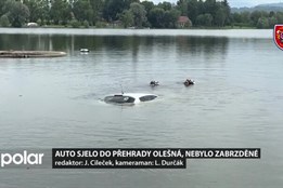 Auto sjelo do přehrady Olešná, nebylo zabrzděné. Lovili ho hasiči a potápěči