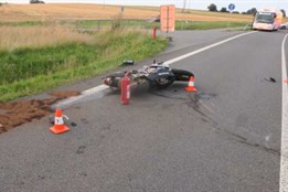 Motorkář se těžce zranil při nehodě na kruhovém objezdu, zaklínil se pod svodidla