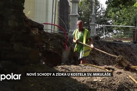 U kostela sv. Mikuláše v Porubě se opravují schody i zídka. Hotovo by mělo být na podzim