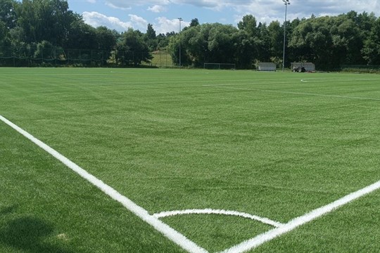 Tachovské sportoviště má novou umělou trávu. Dočká se zápasů z vyšších soutěží?