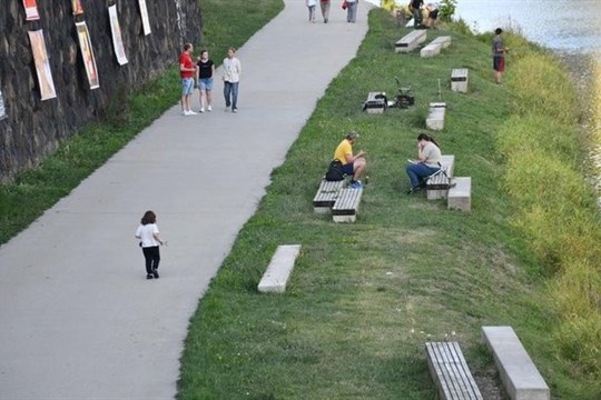 Plzeň vylepšuje Náplavku na Radbuze, přibyl nový mobiliář