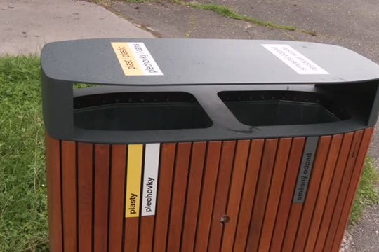 Jablonecká přehrada má nové odpadkové koše