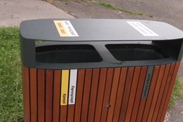 Jablonecká přehrada má nové odpadkové koše