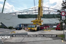 Rekonstrukce střechy zimního stadionu jde podle plánu, déšť ale poničil vnitřní prostory