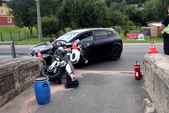 Mladý řidič nedával pozor a srazil motorkáře