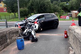 Mladý řidič nedával pozor a srazil motorkáře