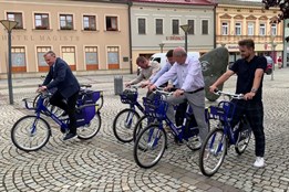 Nová sdílená kola zpřístupňují ve Vsetíně ekologickou dopravu