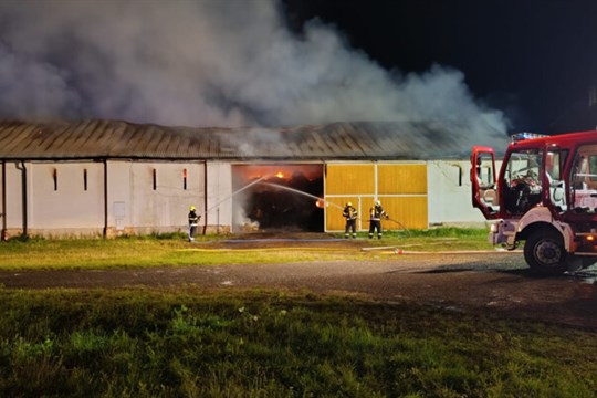V Kravařích hasiči v noci bojovali s požárem seníku