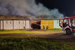 V Kravařích hasiči v noci bojovali s požárem seníku
