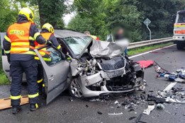 Zraněného spolucestujícího museli hasiči po nehodě vystříhávat