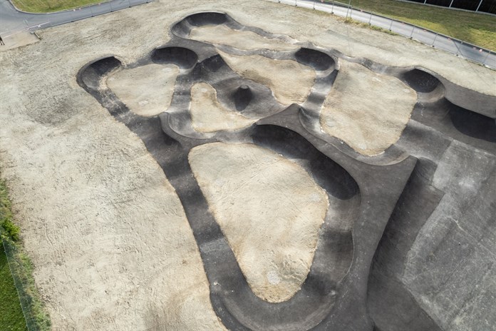 Výstavba nového pumptracku ve Starém Městě finišuje