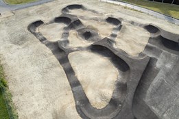 Výstavba nového pumptracku ve Starém Městě finišuje