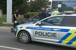 Řidič ujížděl policistům, boural a ve finále skončil v poutech