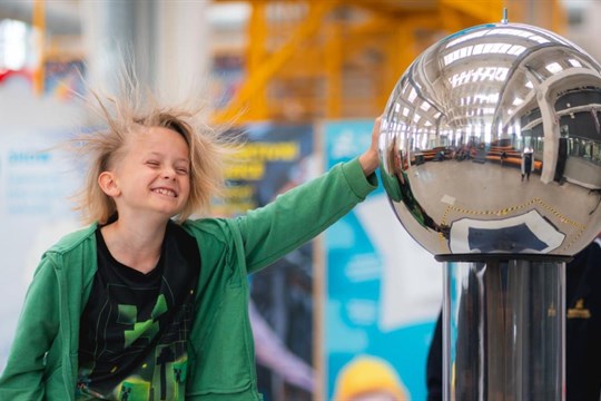 Chladnější počasí má vliv na návštěvnost památek a krytých atrakcí. Výrazně stoupla