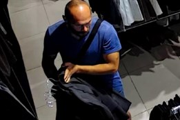 Neznámý muž si z obchodu s oblečením odnesl věci za 16 tisíc. Nezaplatil