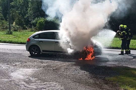 Automobil začal hořet za jízdy. Řidič i spolujezdkyně vyvázli bez zranění