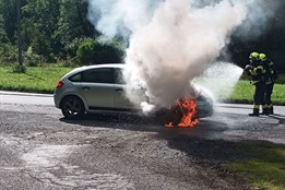 Automobil začal hořet za jízdy. Řidič i spolujezdkyně vyvázli bez zranění