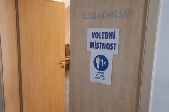 Kdo chce volit poštou ze zahraničí musí se registrovat včas