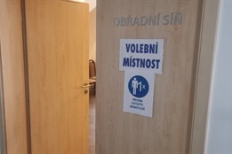 Kdo chce volit poštou ze zahraničí musí se registrovat včas