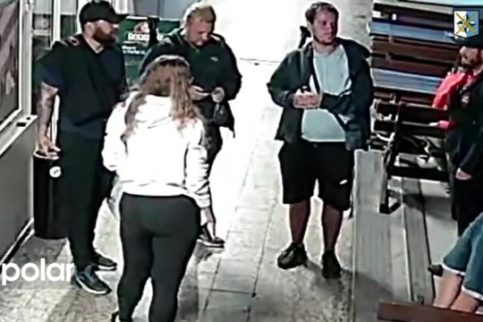 K dopadení lupičů potřebují policisté vyslechnout skupinku z videozáznamu