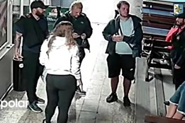 K dopadení lupičů potřebují policisté vyslechnout skupinku z videozáznamu