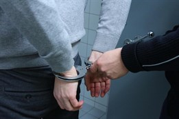 Policisté u Mariánských Lázní zadrželi agresivního muže, museli použít varovný výstřel