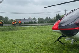 Řidič osobního auta zřejmě při odbočování nedal přednost motocyklistovi, ten se těžce zranil
