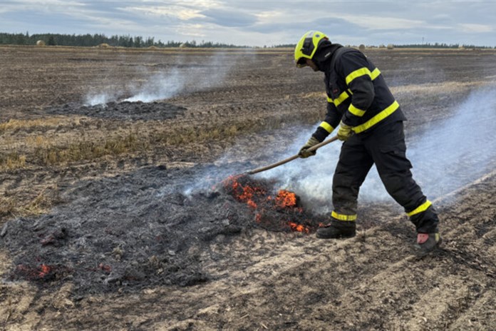 Zemědělcům na Opavsku shořel svinovací stroj a desítky balíků slámy