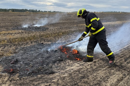 Zemědělcům na Opavsku shořel svinovací stroj a desítky balíků slámy