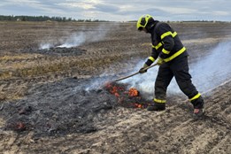 Zemědělcům na Opavsku shořel svinovací stroj a desítky balíků slámy
