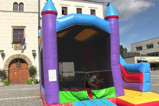 Skákací hrad před kyjovskou radnicí poutá opět pozornost dětí