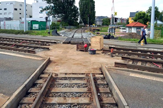 Železniční přejezd u Šantovky v Olomouci uzavřen. Oprava potrvá do konce srpna