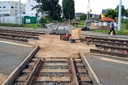 Železniční přejezd u Šantovky v Olomouci uzavřen. Oprava potrvá do konce srpna