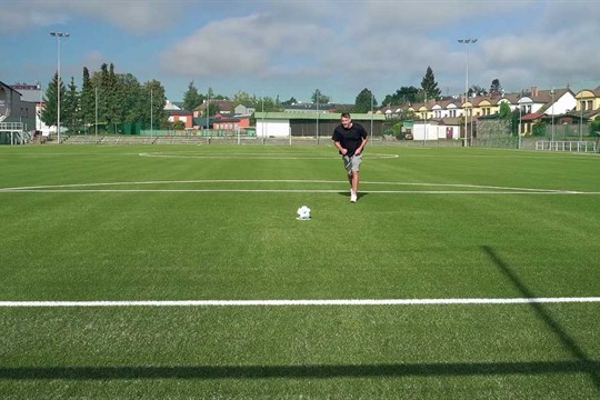V Mohelnici trénují fotbalisté na novém povrchu. Měkký došlap potěšil nejen hráče