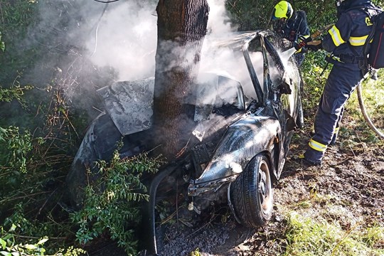 Po nárazu do stromu začal vůz hořet. Vážně zraněnému řidiči pomáhali kolemjedoucí