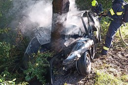Po nárazu do stromu začal vůz hořet. Vážně zraněnému řidiči pomáhali kolemjedoucí