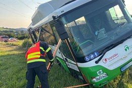 Kvůli kolapsu řidiče sjel autobus s cestujícími do příkopu