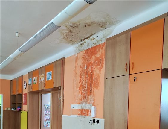 V Otrokovicích musí ihned opravit poškozenou střechu mateřské školy