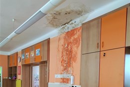 V Otrokovicích musí ihned opravit poškozenou střechu mateřské školy