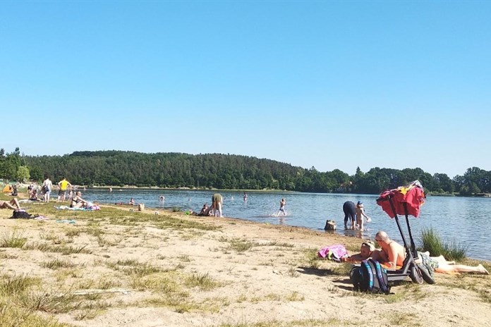 Počasí ochladilo vodu v rybnících v Plzeňském kraji, ale také nepřálo sinicím