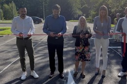 Konec parkování na trávě. U nemocnice v Mariánských Lázních vyrostlo moderní parkoviště