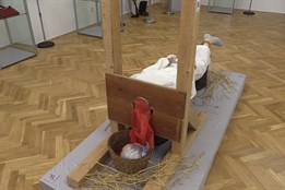 Expozici na zámečku vévodí gilotina v životní velikosti